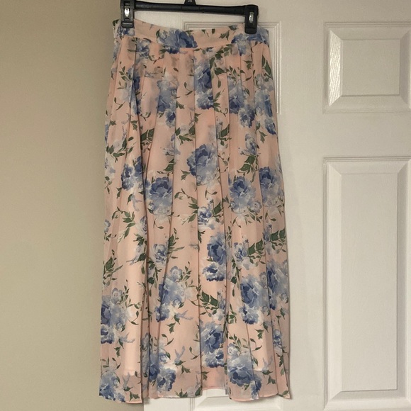 SHEIN Dresses & Skirts - This beautiful skirt is in excellent condition like new with no flaws!